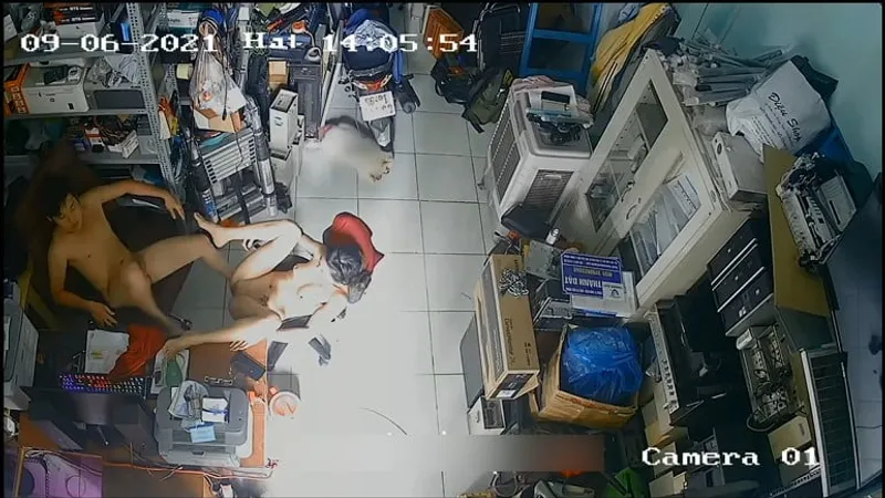 Vợ người chồng làm tình nhau trong của hàng máy tính