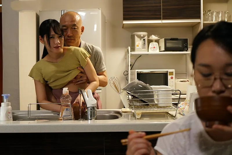 ông xã nắc con gái riêng của cô vợ khi biết bà xã không thể sinh con cho mình