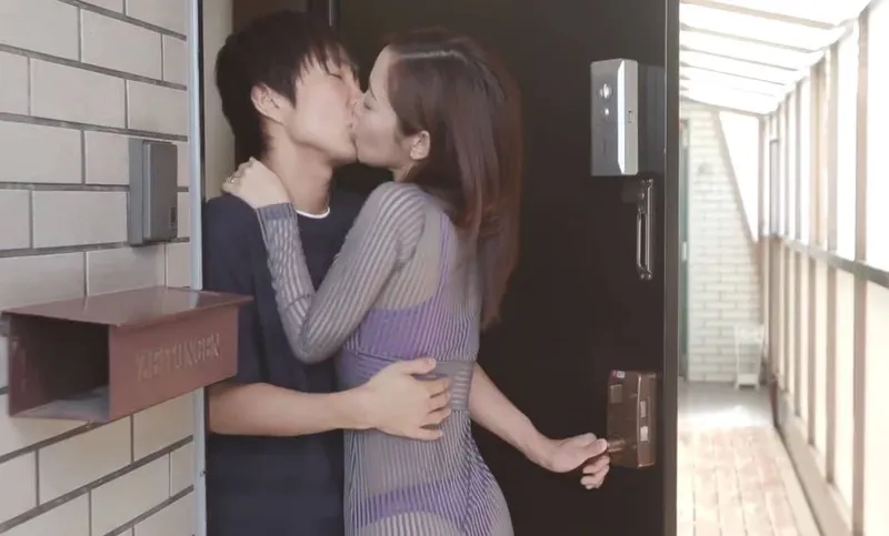 Người phụ nữ nhà bên với chiếc quần lót lọt khe và cậu nhóc cạnh bên nhà may mắn