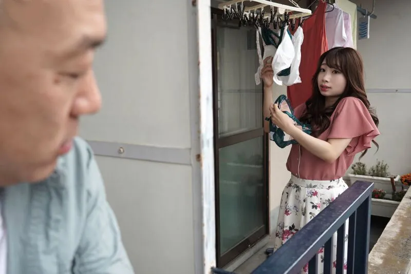 Gã nhà sát bên chuyên soi mói và cặp vợ chồng yêu thường xuyên rên la quá to