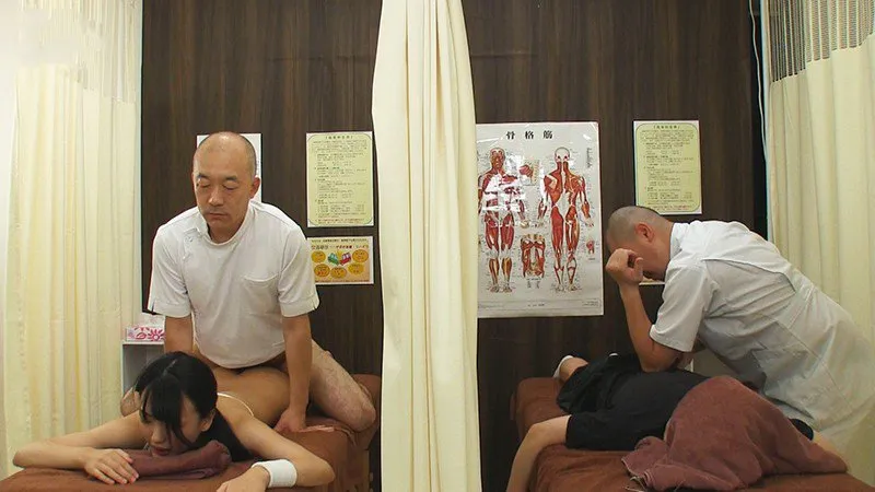 Dẫn ghệ đi mát-xa rồi bị quan hệ cạnh bên mà không hề hay biết