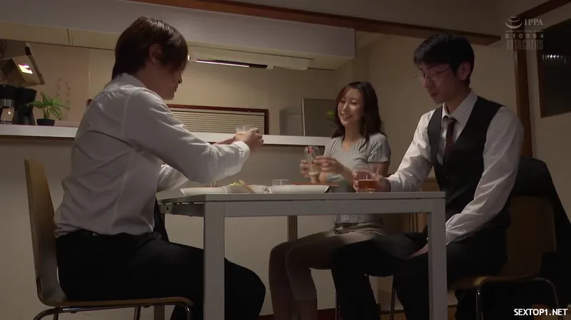 đến nhà tiền bối ở nhờ, ép làm tình luôn vợ sếp