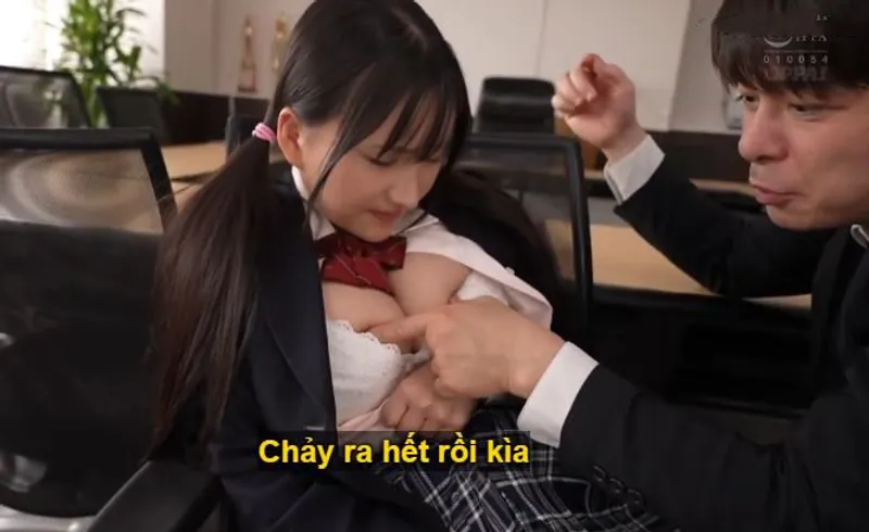Trong suốt 3 năm, thầy giáo rèn luyện cô học trò ngực khủng thành "chứa đựng tinh túy".