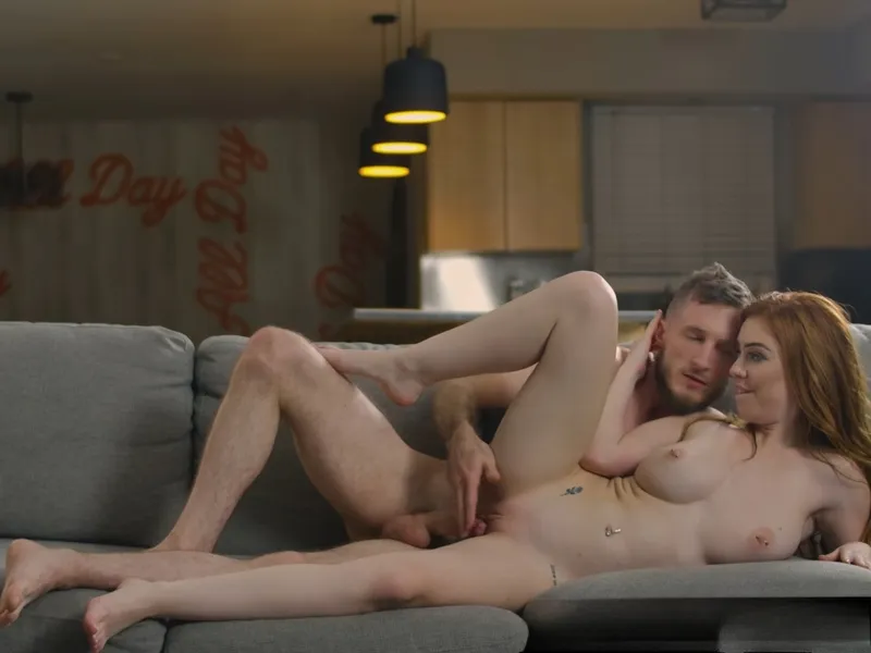 đang tăng ca mà bồ cứ dùng lỗ lồn dụ tôi doggy cùng em